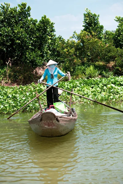 Vietnamese Woman Rowing Traditional Boat — стоковое фото