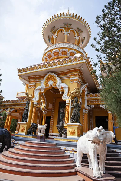 Bella Pagoda Con Elefante Statue — Foto Stock