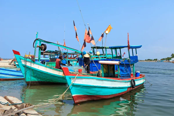 Вьетнамские Рыбацкие Лодки Плывущие Морю Пирсе — стоковое фото