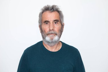 Beyaz arka planda yaşlı bir adamın portresi