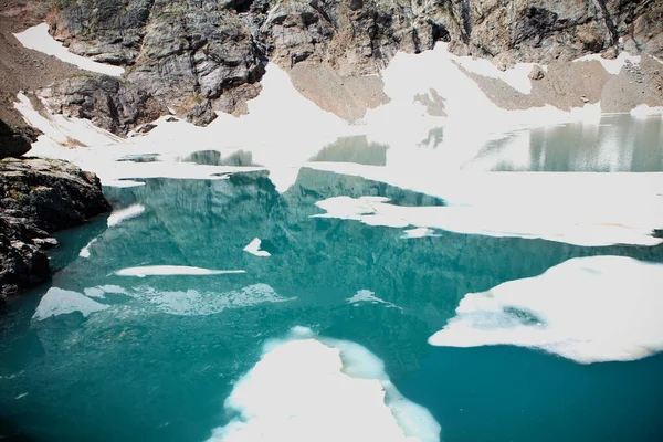 Dağlık alanda güzel bir göl.