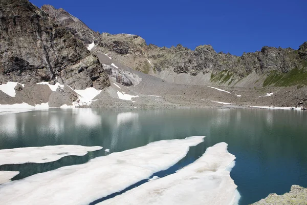 Красиве Озеро Альпійському Діапазоні — стокове фото