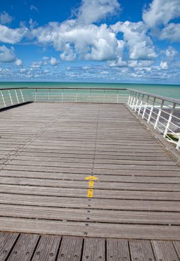 Denize bakan tahta duba.