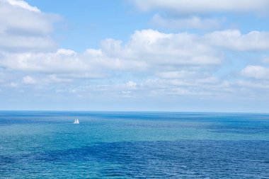 Beyaz tekneli deniz manzarası