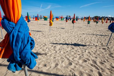 Deauville sahilinde şemsiyeler