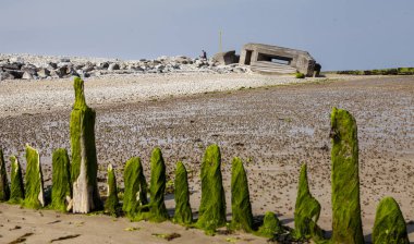Kumsal kulübesi ve çakıl