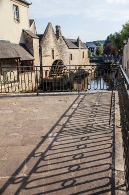 Nehir boyunca değirmen