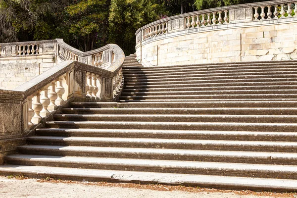 公共の庭にある記念碑的な階段 — ストック写真
