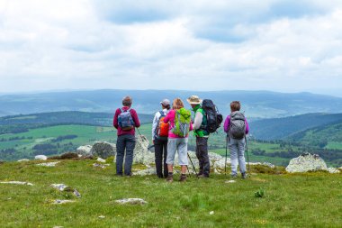 bir grup yürüyüşçü ve kaya oluşumu
