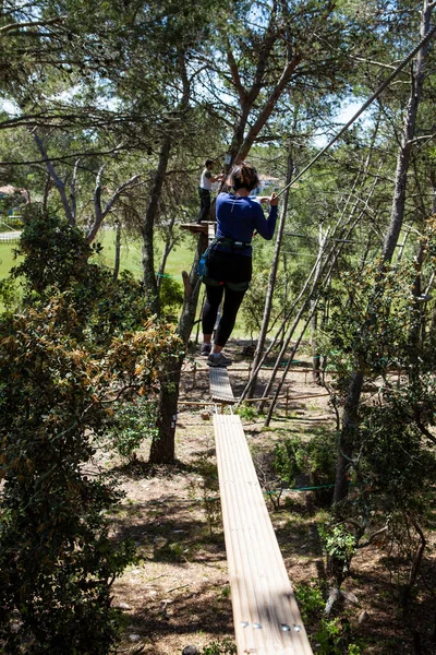 Personas Entrenando Parque Escalada Árboles — Foto de Stock