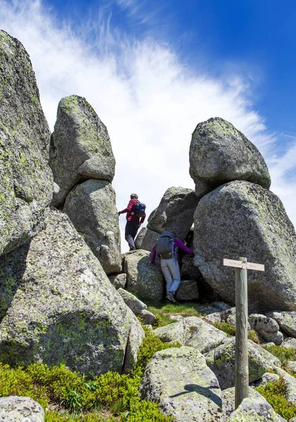 Grupp Vandrare Och Klippformation — Stockfoto