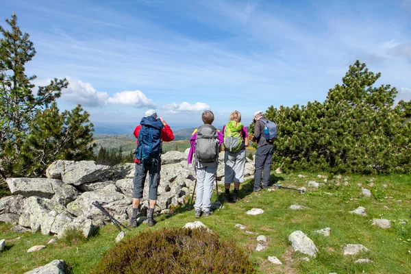 Hikers Group Top Hill — Stock Photo, Image