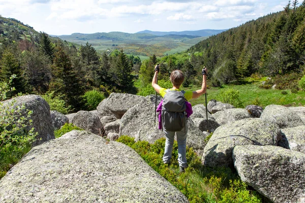 Woman Top Hill — Stock Photo, Image