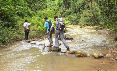 Bir nehir geçiş grup