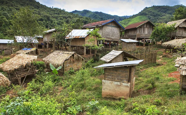 Отдаленная деревня в лаосских джунглях — стоковое фото
