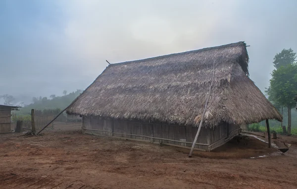 霧の中であか族の村 — ストック写真