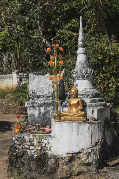 Gompa e statua buddha — Foto Stock