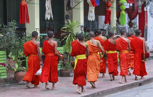 Monks in luang prabang — Stock Photo, Image