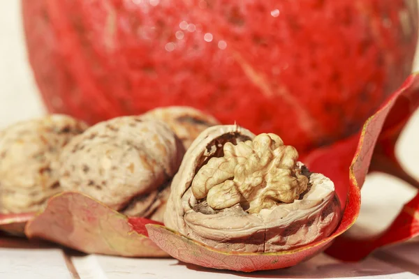 quelques noix sur feuille rouge