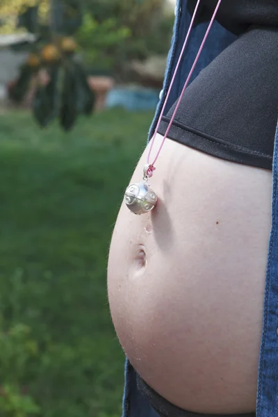 Bauch einer schwangeren Frau — Stockfoto