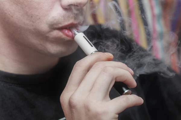 E-Zigarettenraucher — Stockfoto