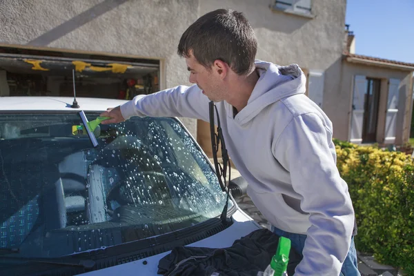 Homme lavant sa voiture — Photo