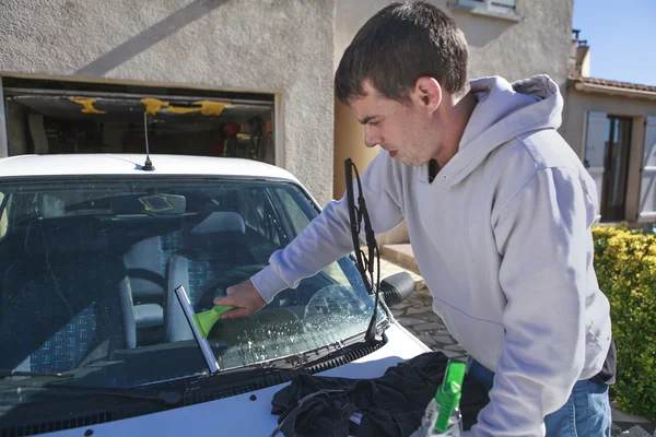 Człowiek mycie samochodu — Zdjęcie stockowe