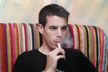 elektronik sigara sigara içen