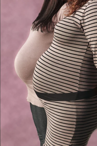 Две беременные женщины — стоковое фото