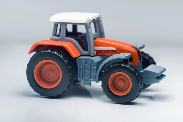 Детский пластиковый трактор — стоковое фото
