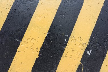 Sarı ve siyah beton bariyer