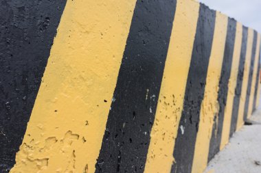 Sarı ve siyah beton bariyer