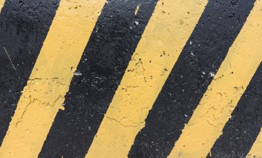 Sarı ve siyah beton bariyer