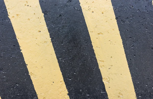 Sarı ve siyah beton bariyer