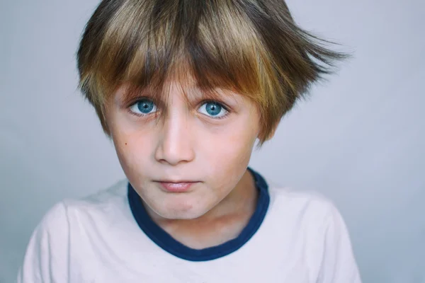 Menino europeu em idade escolar — Fotografia de Stock