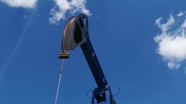 Petrol sondaj kulesi, petrol çıkarma, petrol pompası, petrol kuyusu, sanayi ekipmanı kapanıyor, petrol sahası kapanıyor, petrol kuyusu kapanıyor.