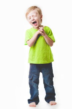 Çocuk gözleriyle gülmeyi kes, katıldı, el parmak çarpı işareti