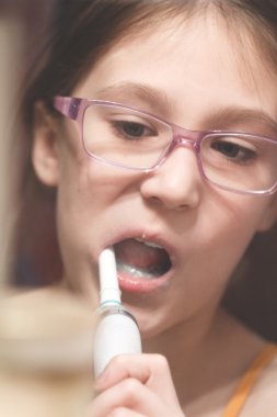 Kız dişlerini fırçalıyor.