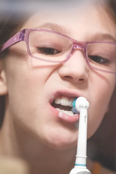 Girl brushing teeth — Stock Photo, Image