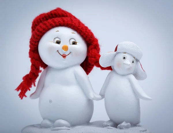 Bonhomme de neige joyeux et pingouin — Photo
