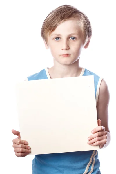 Junge auf weißem Hintergrund mit leerem Brett — Stockfoto