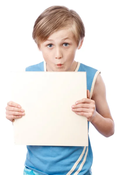 Jongen op een witte achtergrond met lege boad — Stockfoto