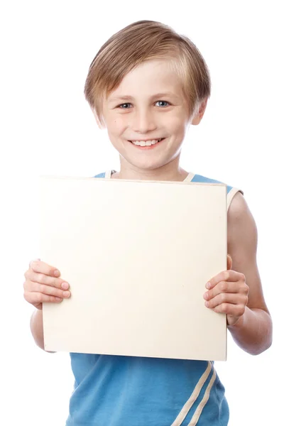 Junge auf weißem Hintergrund mit leerem Brett — Stockfoto