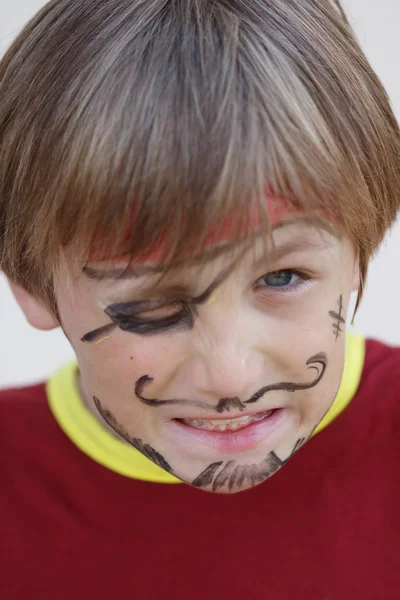 Primer plano del niño pirata gruñón — Foto de Stock