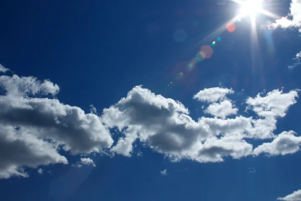 Sol no céu azul — Fotografia de Stock