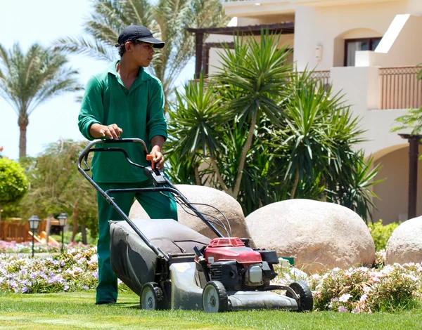 Jardinero con cortacésped — Foto de Stock