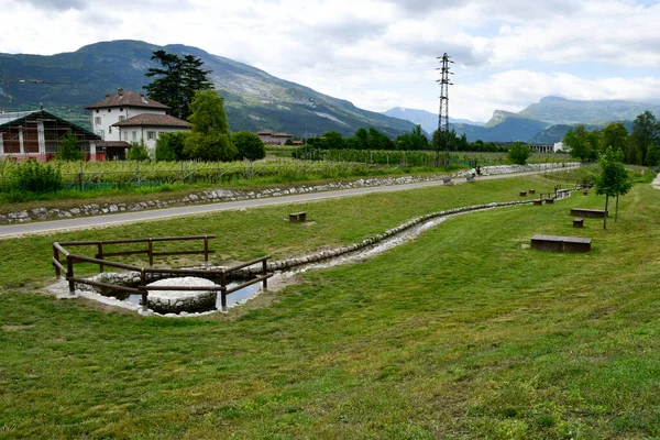 Hidroterapia Kneipp Para Pisar Agua Uso Público Imágenes de stock libres de derechos