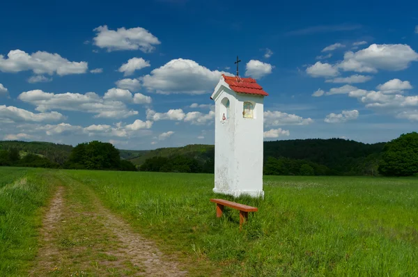 Landschap met kapel. — Stockfoto