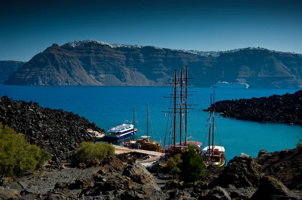 El puerto en la isla volcánica llamado Nea Kameni . —  Fotos de Stock