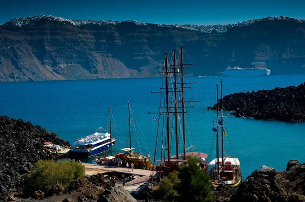 O porto na ilha vulcânica chamado Nea Kameni . — Fotografia de Stock